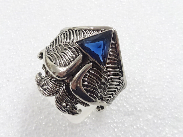 JAPANESE KIMONO / ANTIQUE COLORED STONE RING (SIZE 28)